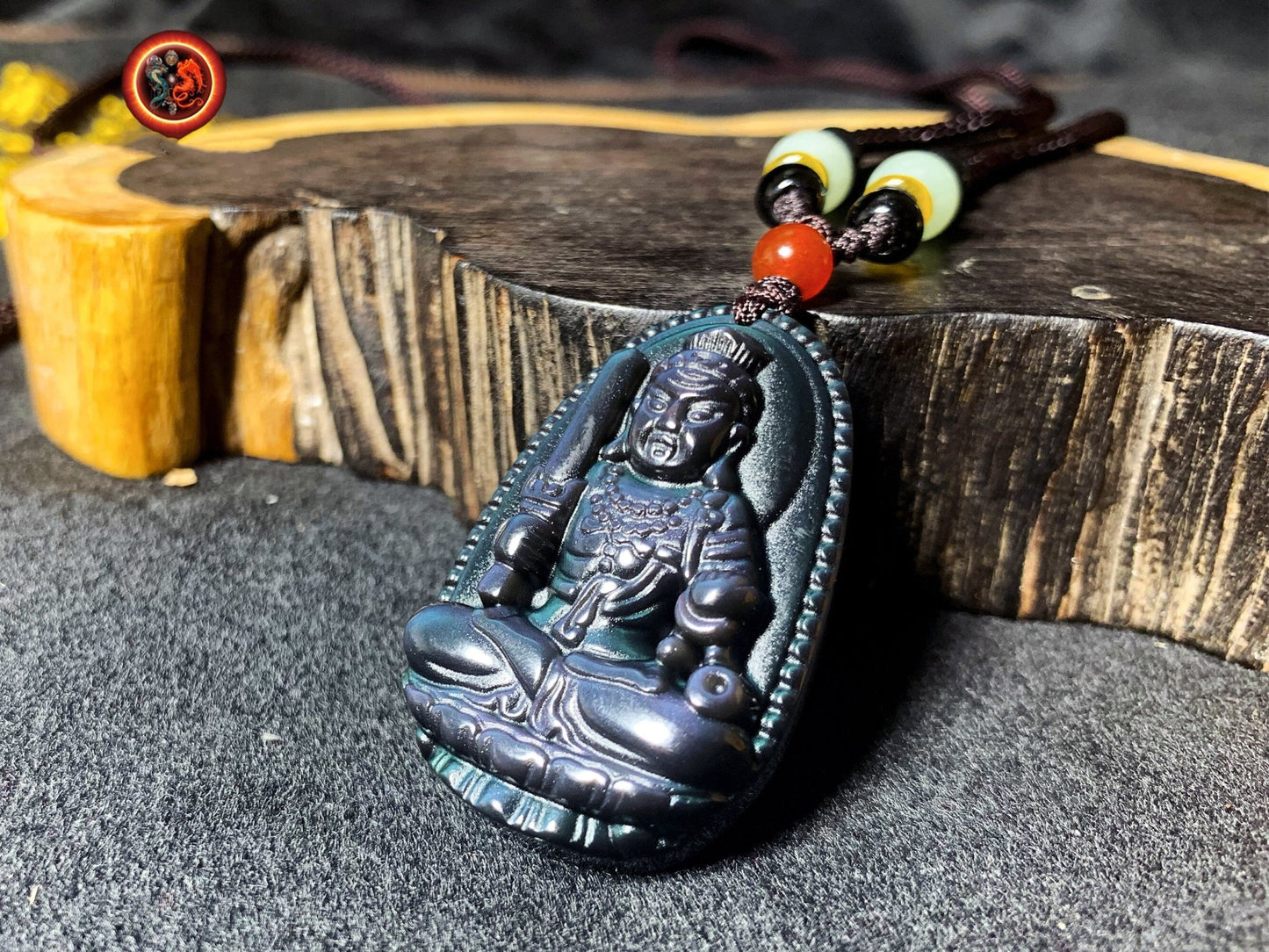 Pendentif, bouddha, Acala. Amulette bouddhiste en obsidienne oeil celeste. obsidienne oeil celeste naturelle du mexique. Cordon, jade. - obsidian dragon