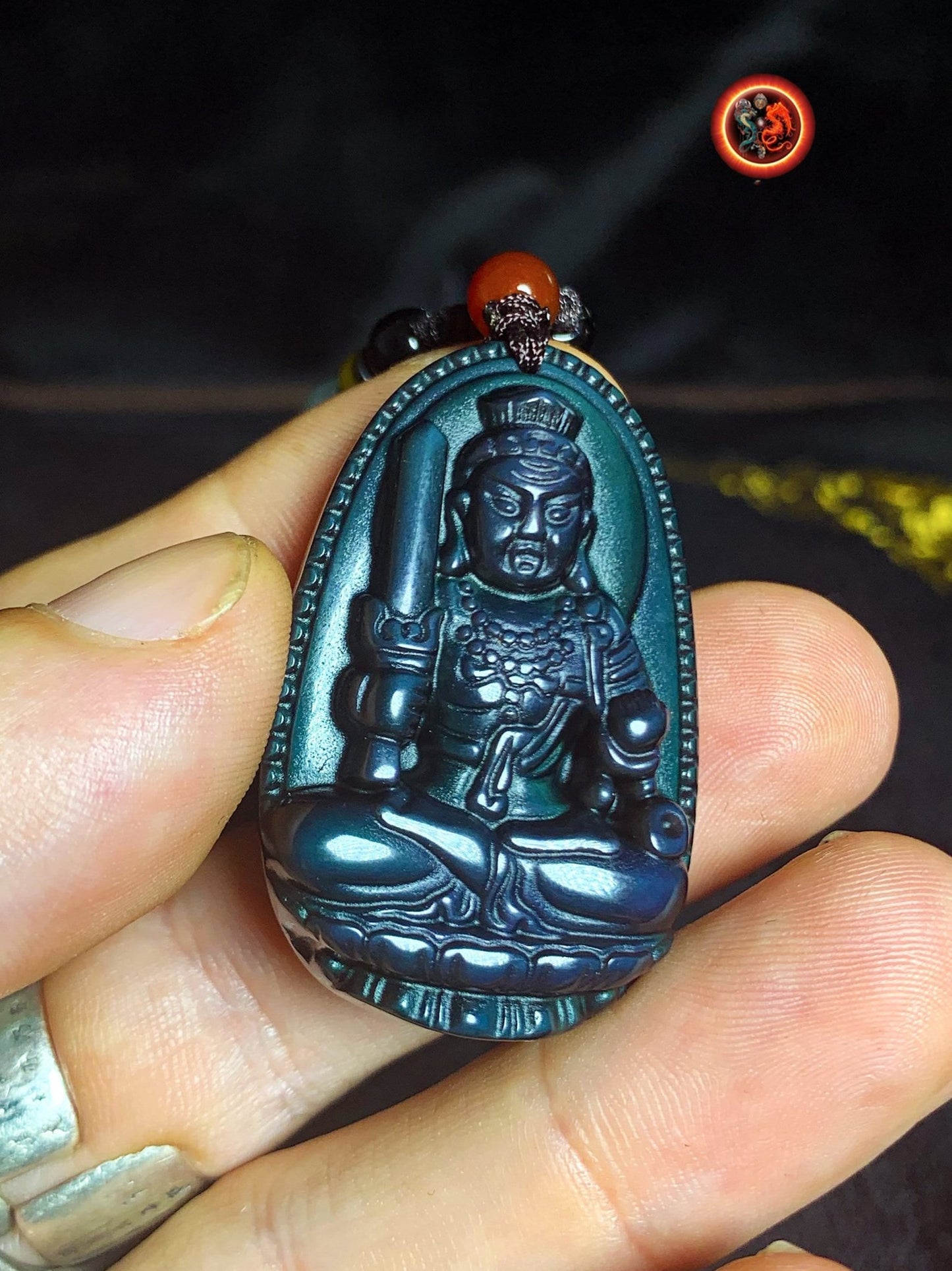 Pendentif, bouddha, Acala. Amulette bouddhiste en obsidienne oeil celeste. obsidienne oeil celeste naturelle du mexique. Cordon, jade. - obsidian dragon