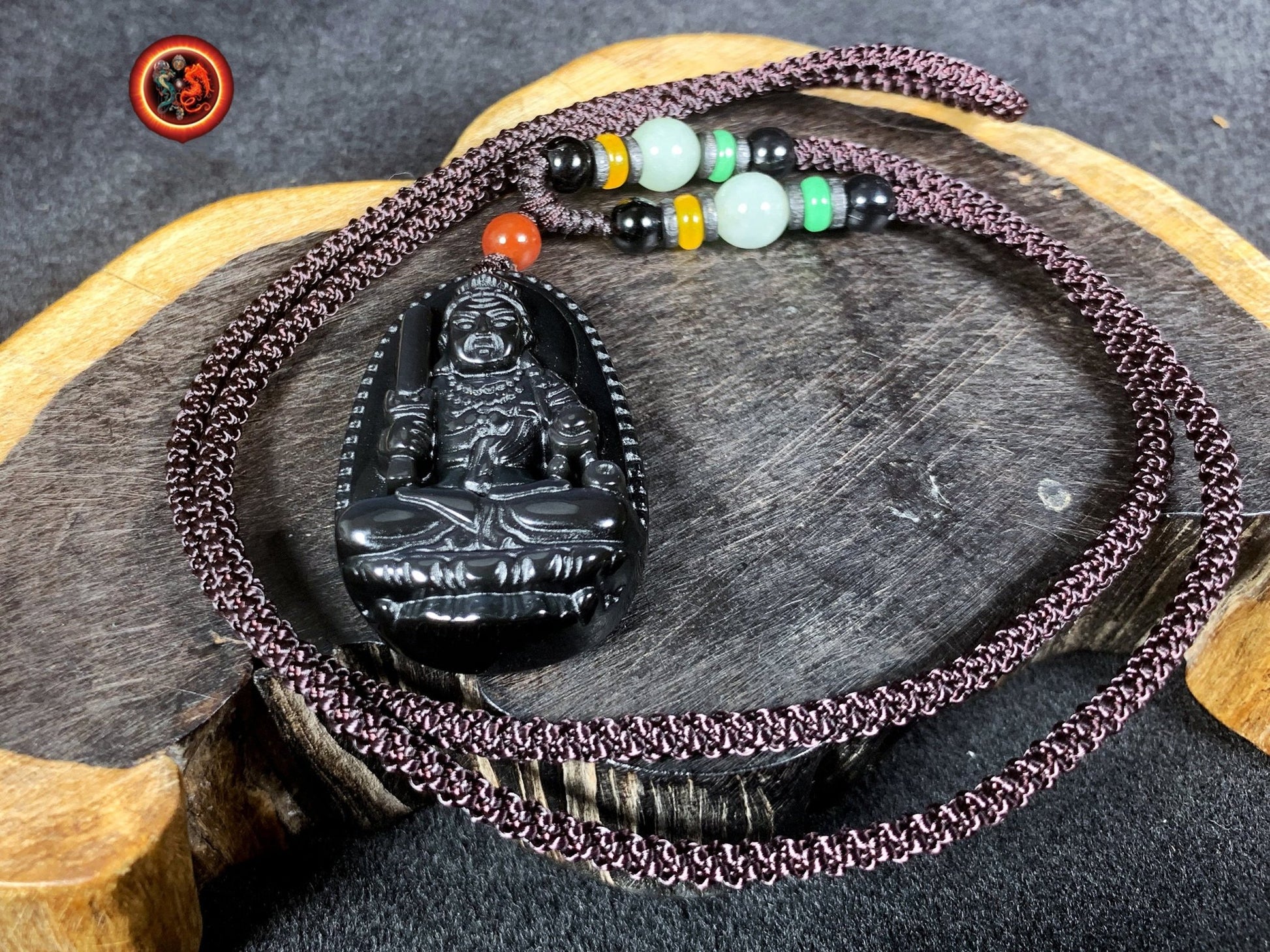 Pendentif, bouddha, Acala. Amulette bouddhiste en obsidienne oeil celeste. obsidienne oeil celeste naturelle du mexique. Cordon, jade. - obsidian dragon