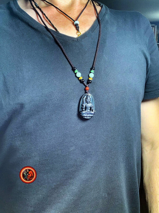 Pendentif, bouddha, Acala. Amulette bouddhiste en obsidienne oeil celeste. obsidienne oeil celeste naturelle du mexique. Cordon, jade. - obsidian dragon