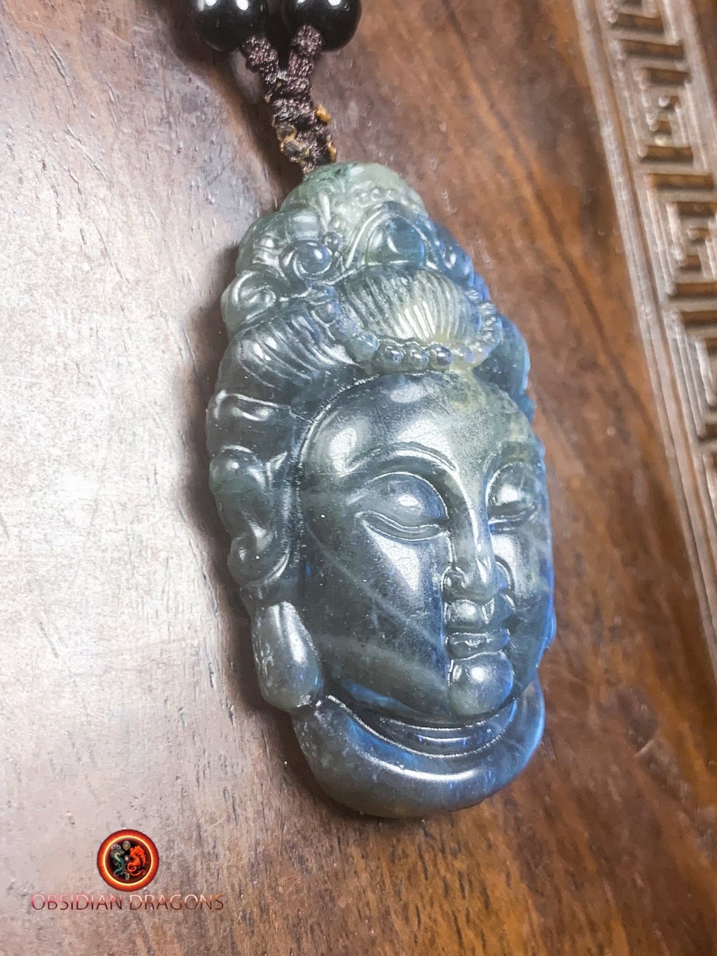 Pendentif Bouddha en labradorite- Guan Yin