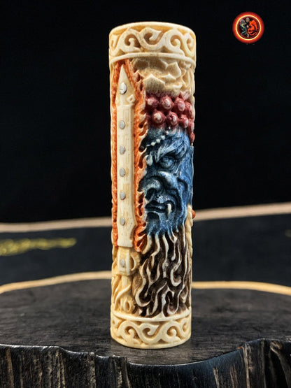 Ojime, Représentation du Bouddha Acala sculpté artisanalement en bois de cerf peint de pigments faits de minéraux broyés. Pièce rare - obsidian dragon