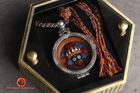 Pendentif bouddha tibétain, amulette tibétaine, tsa tsa en argile authentique dans son reliquaire en argent 925. Déesse de la richesse Zakiram. - obsidian dragon