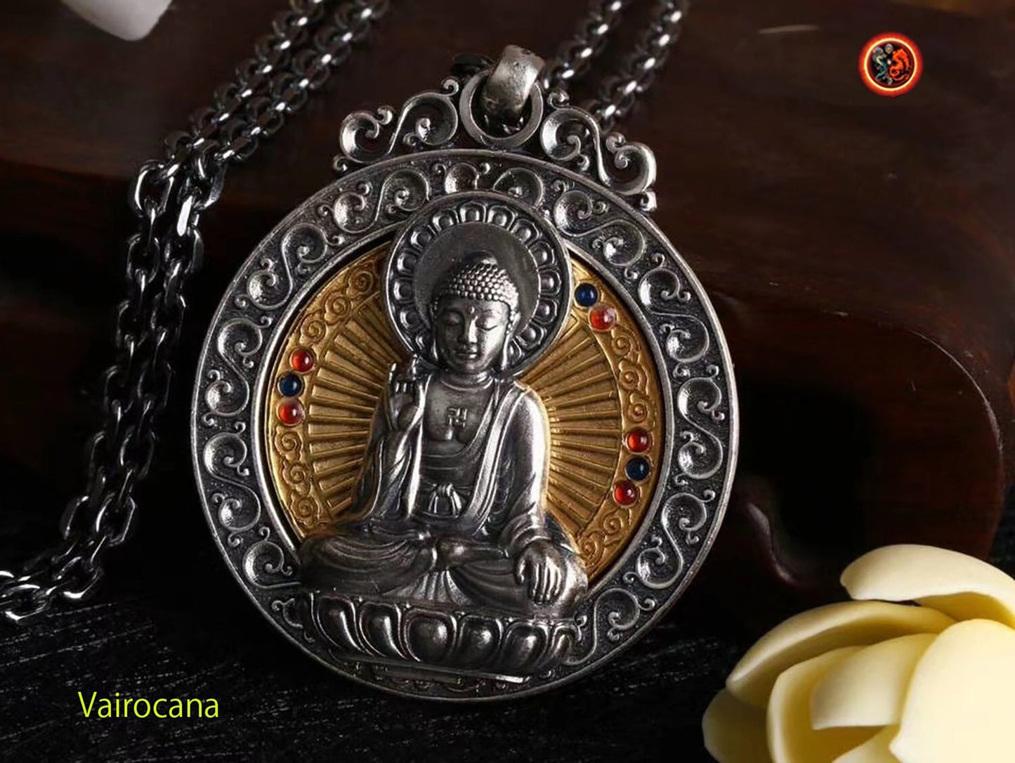 Pendentif, amulette de protection bouddhiste, bouddha Vairocana. roue tournante au dos du bouddha, mantra tibétain au verso de l'amulette. - obsidian dragon
