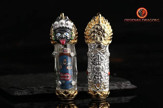 Pendentif, amulette bouddhiste tibétaine de bonne fortune. Tangkas peints artisanalement et traditionnellement. Deux déités a choix - obsidian dragon