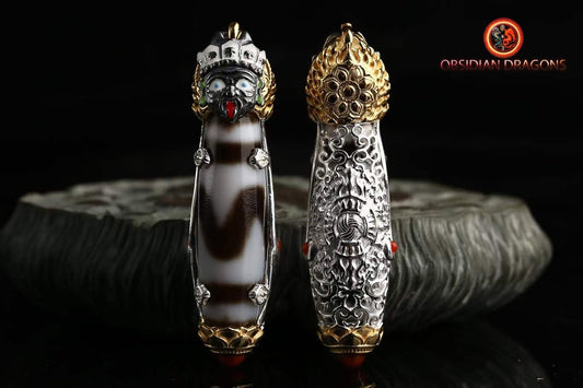 Pendentif, amulette bouddhiste tibétaine de bonne fortune. DZI, agates sacrées tibétaines authentiques "dents de tigre" Déité de la richesse - obsidian dragon