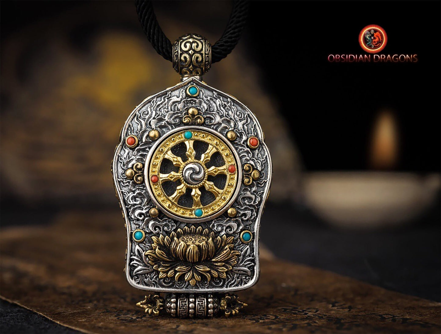 Pendentif Bouddha Amitabha. Ghau, amulette de protection tibétaine. Véritable tangka artisanal - obsidian dragon