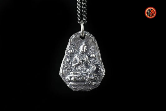 pendentif, talisman, amulette bouddhiste tibétain, déesse Tara sous sa forme blanche. Argent 925 poinçonné. Deux tailles disponibles - obsidian dragon