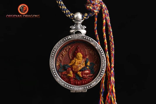 Pendentif bouddha tibétain, amulette tibétaine, tsa tsa en argile authentique dans son reliquaire en argent 925. Déité de la richesse Jambhala - obsidian dragon