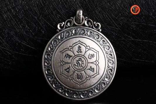 Pendentif, amulette de protection bouddhiste, bouddha Vairocana. roue tournante au dos du bouddha, mantra tibétain au verso de l'amulette. - obsidian dragon