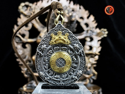 Pendentif, reliquaire, protection bouddhiste tibétaine. ouvrant, trigrammes bagua tournant. Argent 925. Roue du dharma - obsidian dragon