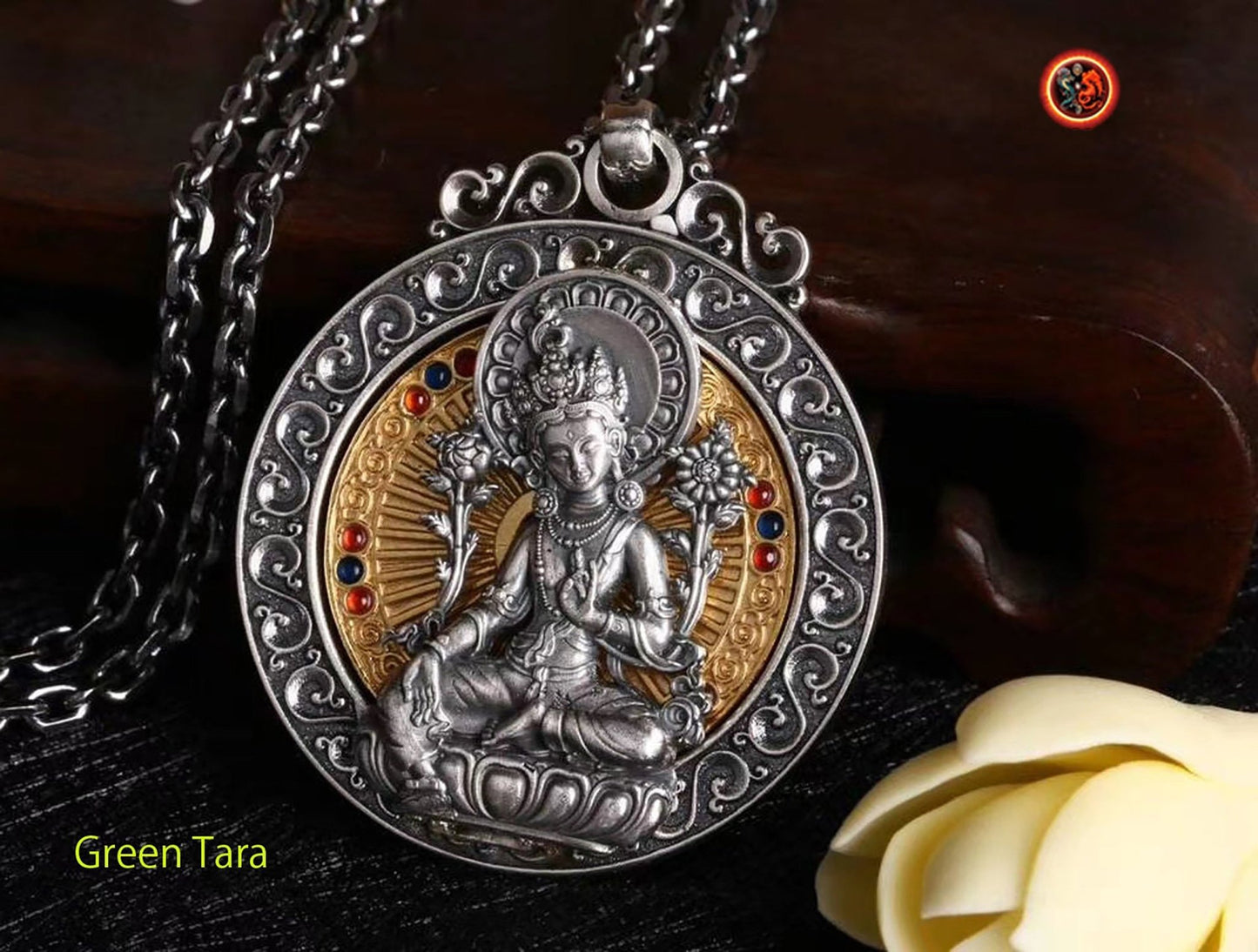 Pendentif, amulette de protection bouddhiste, Tara verte. roue tournante au dos du bouddha, mantra tibétain au verso de l'amulette. - obsidian dragon