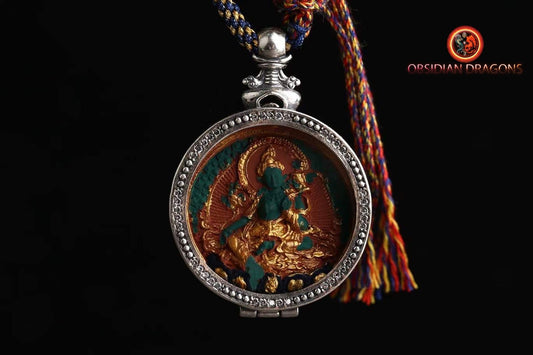 Pendentif bouddha tibétain, amulette tibétaine, tsa tsa en argile authentique dans son reliquaire en argent 925. Déité Tara sous sa forme verte - obsidian dragon