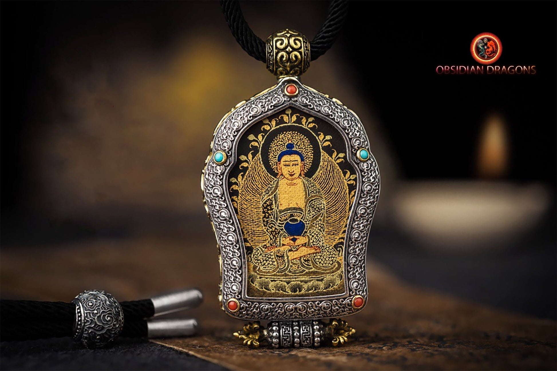 Pendentif Bouddha Amitabha. Ghau, amulette de protection tibétaine. Véritable tangka artisanal - obsidian dragon