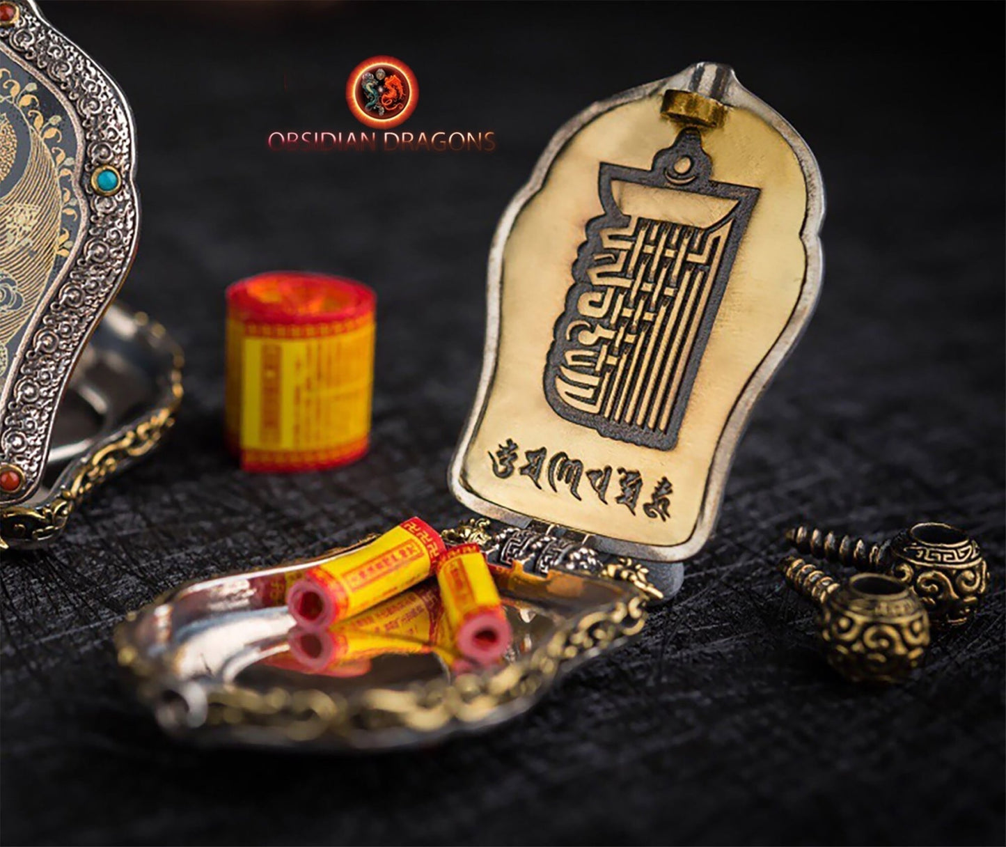 Pendentif Bouddha Acala. Ghau, amulette de protection tibétaine. Véritable tangka artisanal - obsidian dragon