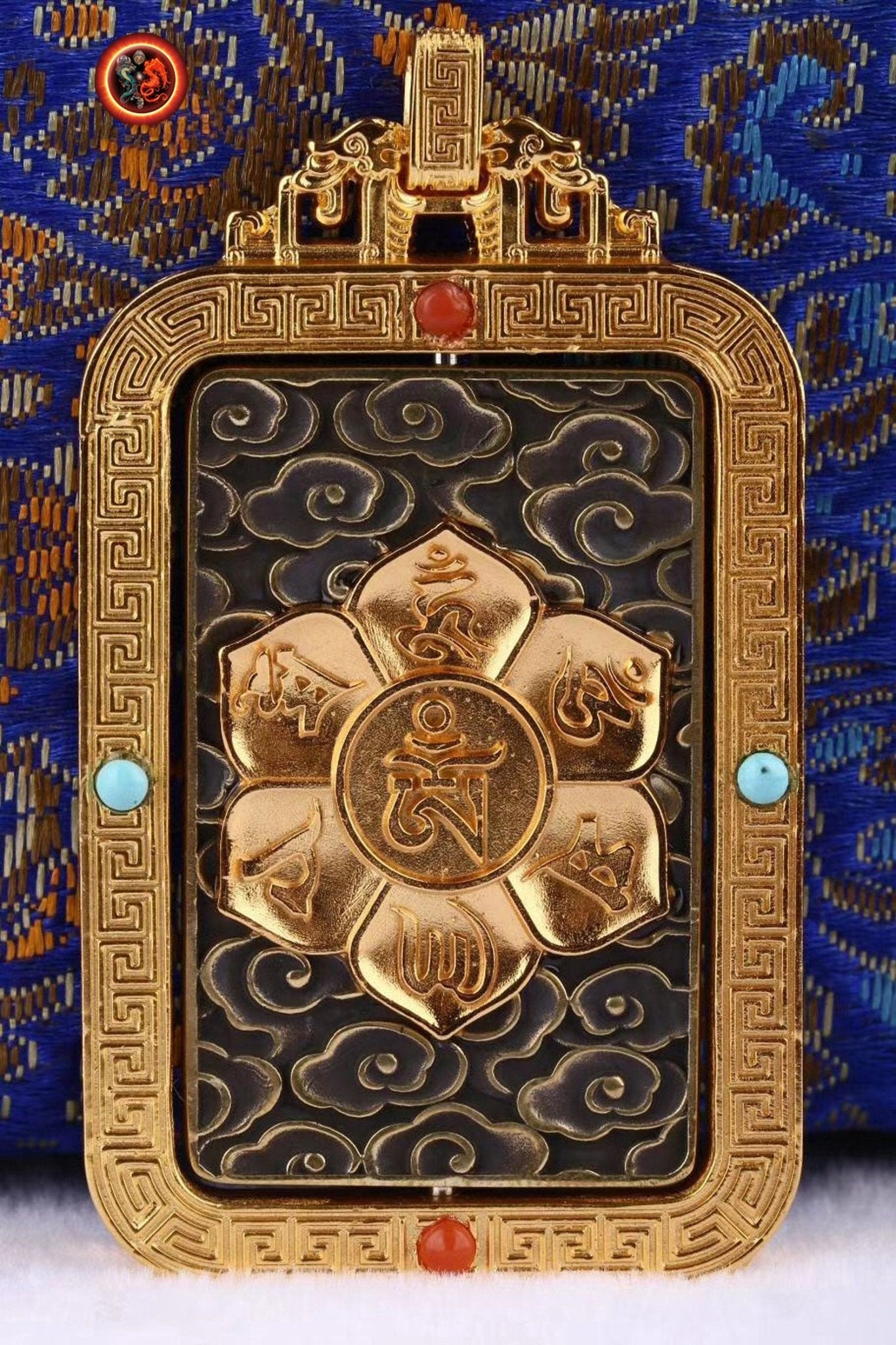 Pendentif bouddha Amitabha. Amulette de protection bouddhiste. Mantra de la compassion. Pendentif tournant sur un axe vertical - obsidian dragon