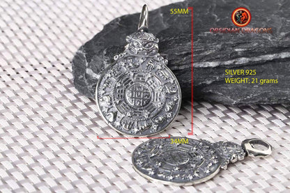Amulette bouddhiste en argent 925 avec symbole du kartika bouddhiste au verso pour la protection tibétaine et le feng-shui, représentant la roue de la vie bouddhiste. - obsidian dragon