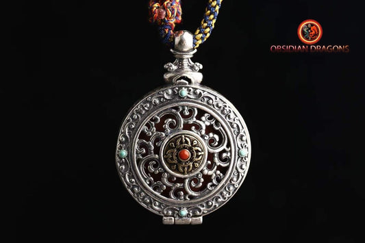 Pendentif bouddha tibétain, amulette tibétaine, tsa tsa en argile authentique dans son reliquaire en argent 925. Déité Tara sous sa forme verte - obsidian dragon