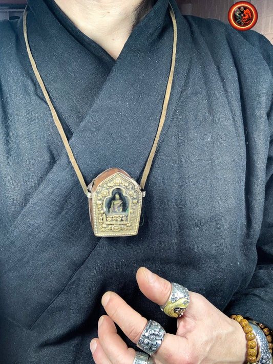 Pendentif bouddha, Ghau, Gau, ancien tibétain. Bouddha médecine, autel portatif de protection, Boîte de prière, Autel bouddhiste, Mantras. - obsidian dragon