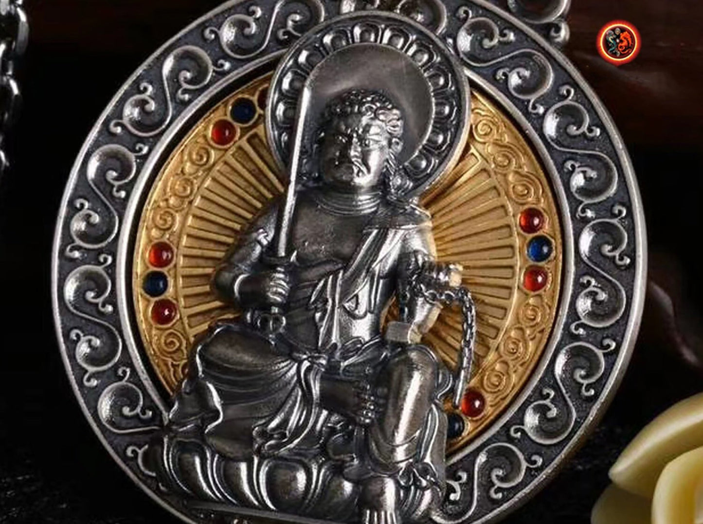 Pendentif, amulette de protection bouddhiste, bouddha Acala. roue tournante au dos du bouddha, mantra tibétain au verso de l'amulette. - obsidian dragon