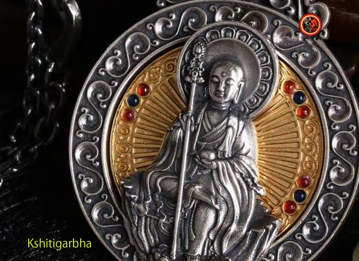 Pendentif,amulette de protection bouddhiste, bouddha Kshitigarbha roue tournante au dos du bouddha, mantra tibétain au verso de l'amulette. - obsidian dragon