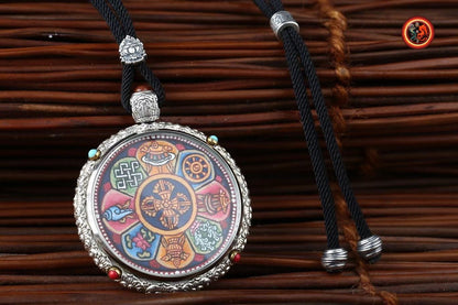 Ghau, amulette, pendentif bouddhiste tibétain 8 signes auspicieux du bouddhisme Véritable Tangka Regong traditionnel Argent, cuivre, grenat - obsidian dragon