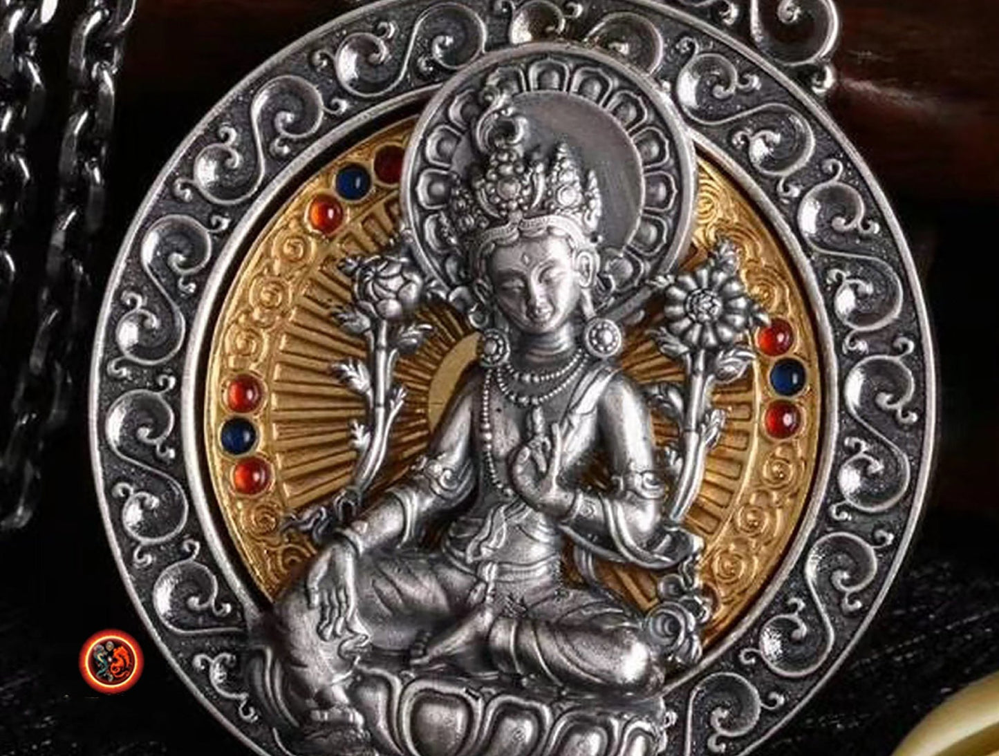 Pendentif, amulette de protection bouddhiste, Tara verte. roue tournante au dos du bouddha, mantra tibétain au verso de l'amulette. - obsidian dragon