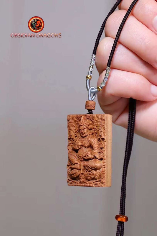 pendentif bouddha, bouddhiste tibetain en santal exceptionnel dit "Laoshan" originaire de Mysore en Inde. Déité de la richesse Jambhala - obsidian dragon