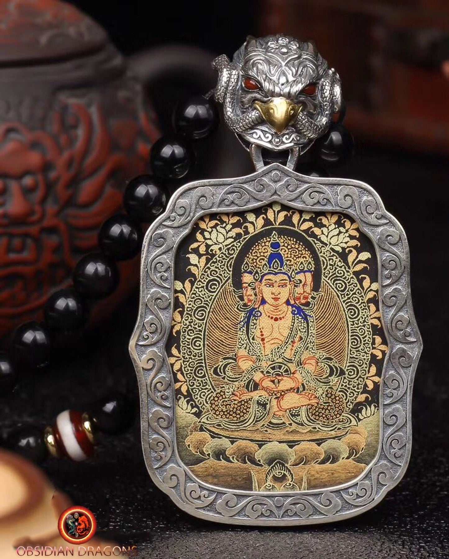 Pendentif Bouddha Vairocana. Tangka artisanal. Bélière Garuda. Protection du bouddhisme vajrayana - obsidian dragon