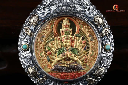 pendentif bouddha. protection de Cherenzig/ Guan Yin bodhisattva, sous sa forme milles bras. Authentique ghau avec tangka peint sur or. Amulette bouddhiste vajrayana - obsidian dragon