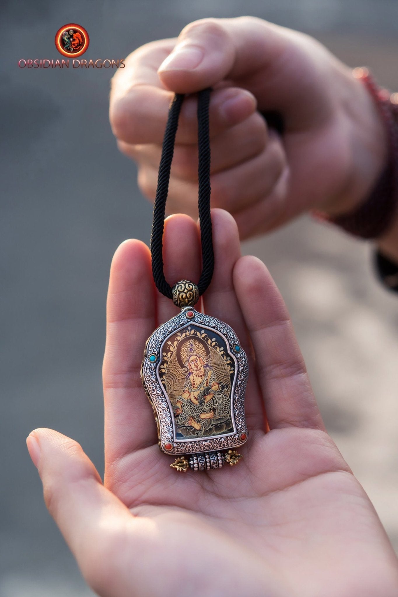 Pendentif Bouddha. Jambhala. Ghau, amulette de protection tibétaine. Véritable tangka artisanal - obsidian dragon
