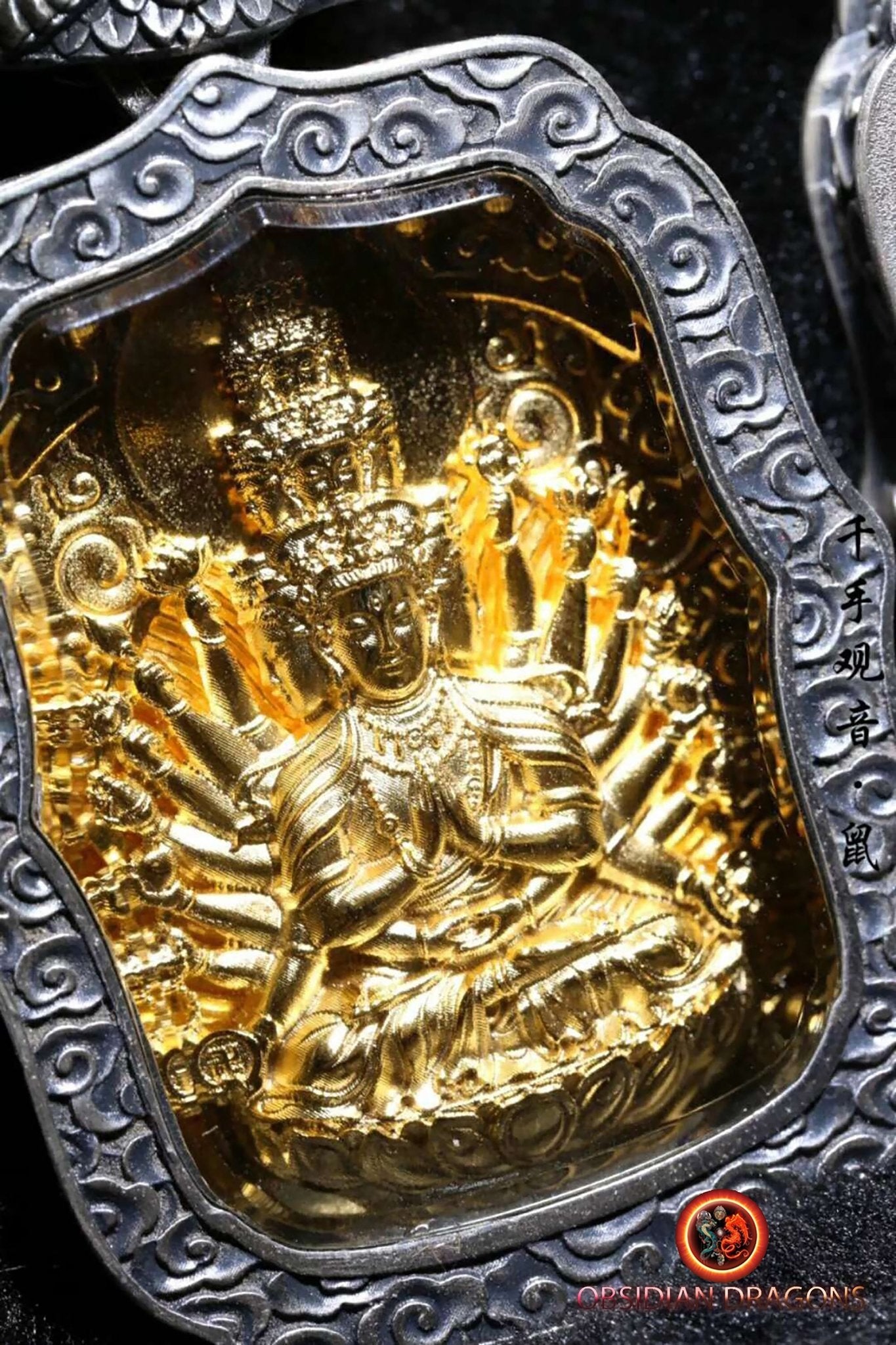 Pendentif bouddha Chenrezig/ Guan Yin, amulette de protection du bouddhisme vajrayana esoterique tibétain. représentation de Garuda sur la beliere. - obsidian dragon