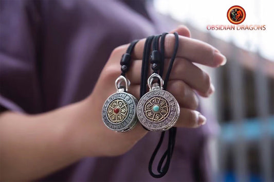 Pendentif bouddhiste tibétain mantra de la compassion et yin yang tournant. Turquoises ou agate “nan hong“ Argent 925. - obsidian dragon