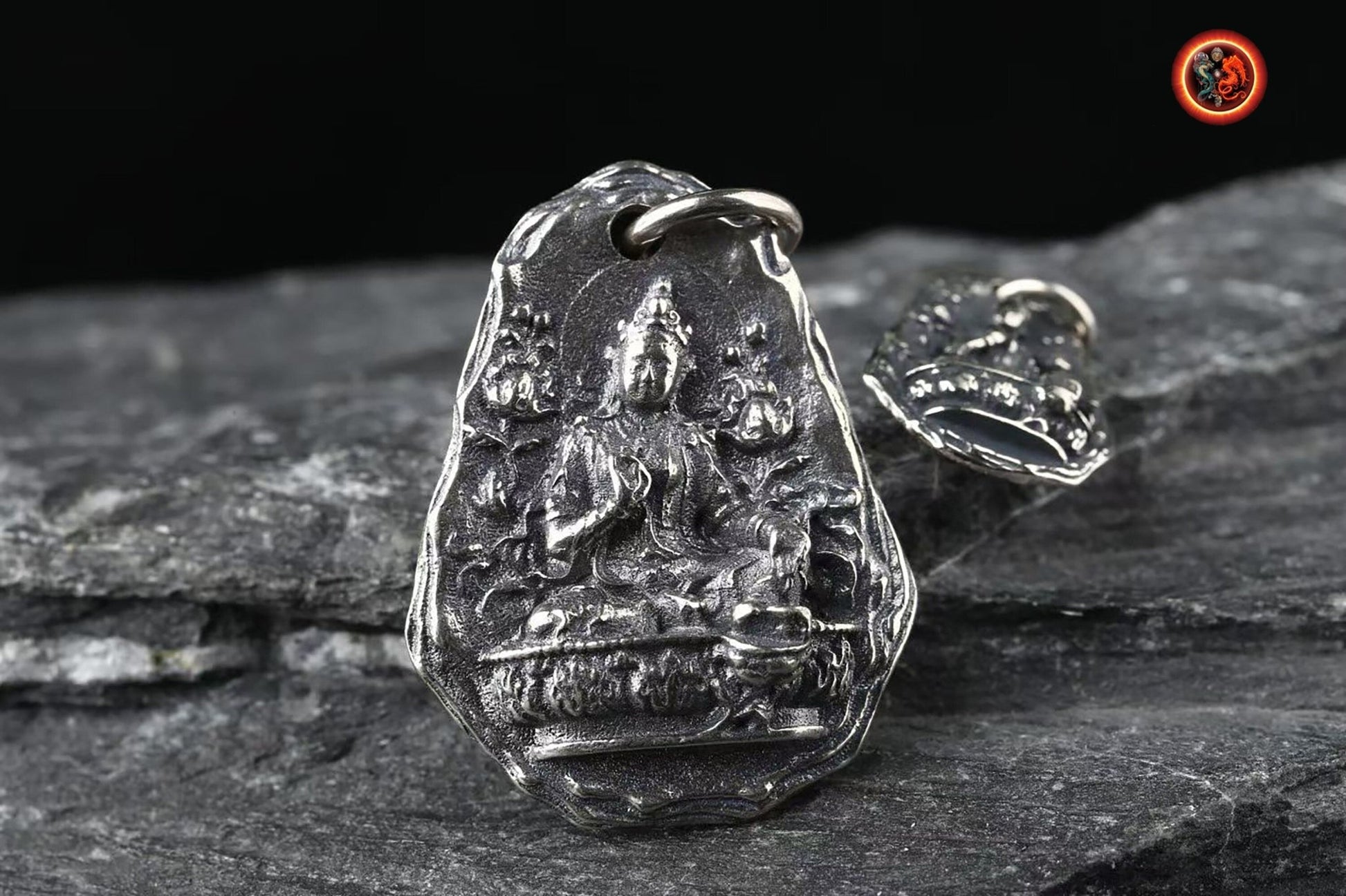 pendentif, talisman, amulette bouddhiste tibétain, déesse Tara sous sa forme blanche. Argent 925 poinçonné. Deux tailles disponibles - obsidian dragon