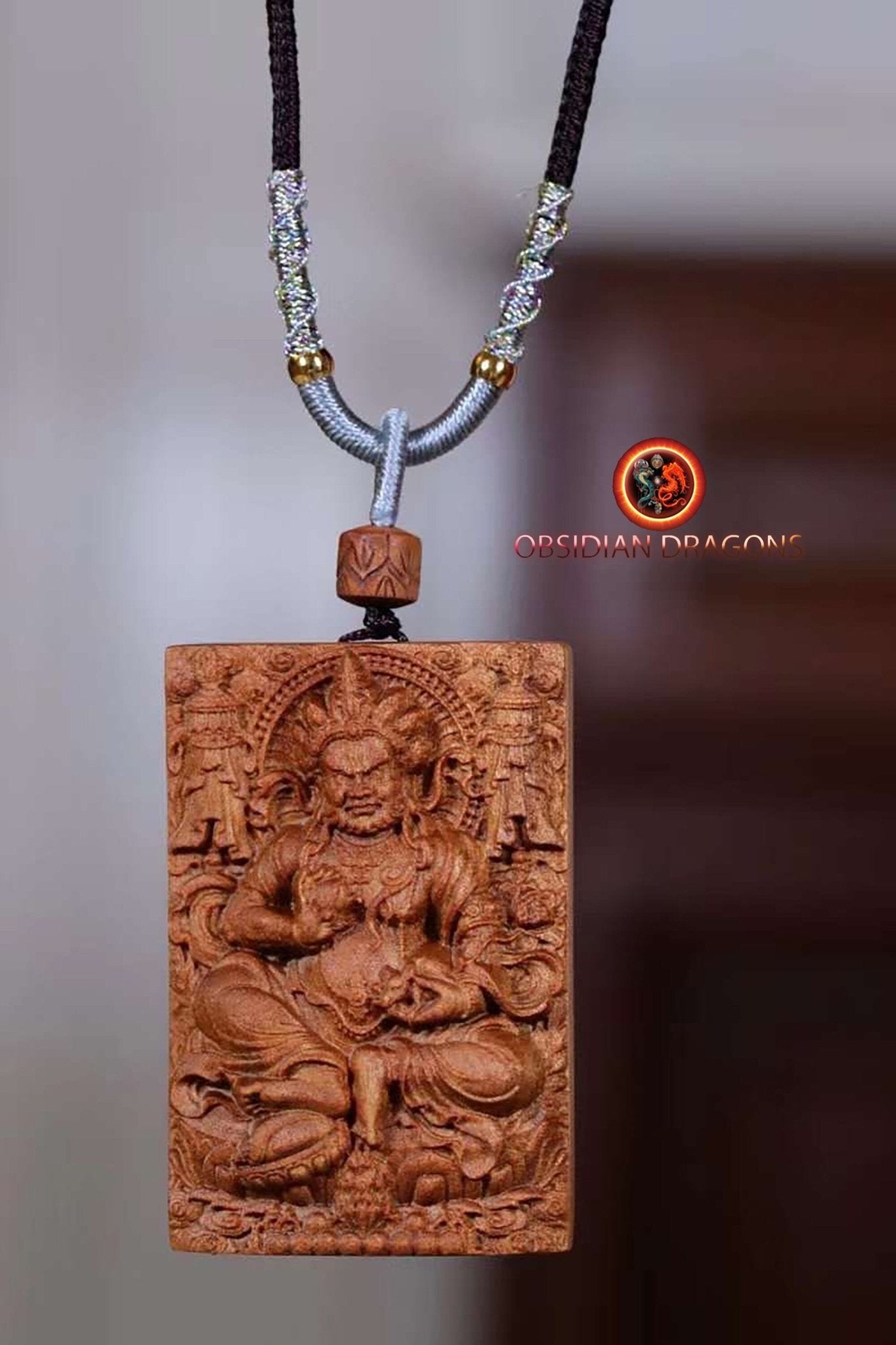 pendentif bouddha, bouddhiste tibetain en santal exceptionnel dit "Laoshan" originaire de Mysore en Inde. Déité de la richesse Jambhala - obsidian dragon