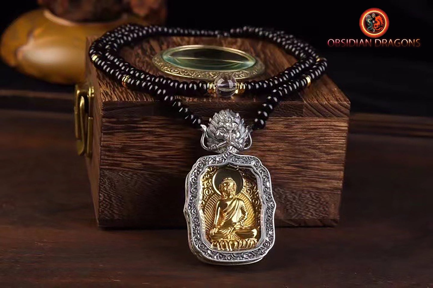 Pendentif bouddha Sakyamuni, amulette de protection du bouddhisme vajrayana esoterique tibétain. représentation de Garuda sur la beliere. - obsidian dragon