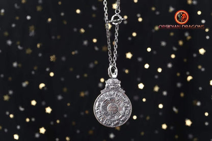 Amulette bouddhiste en argent 925 avec symbole du kartika bouddhiste au verso pour la protection tibétaine et le feng-shui, représentant la roue de la vie bouddhiste. - obsidian dragon