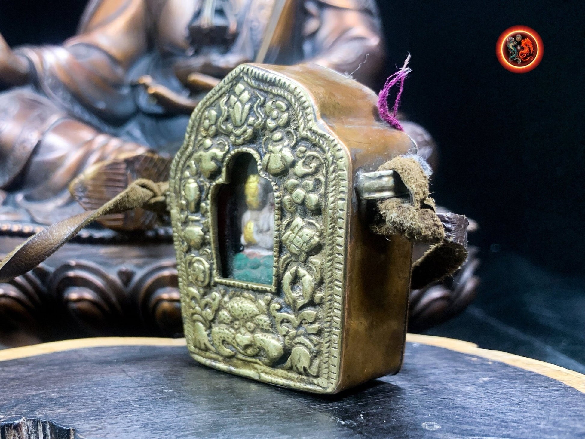 Pendentif bouddha, Ghau, Gau, ancien tibétain. Chenrezi, autel portatif de protection, Boîte de prière, Autel bouddhiste, Mantra de la compassion. - obsidian dragon