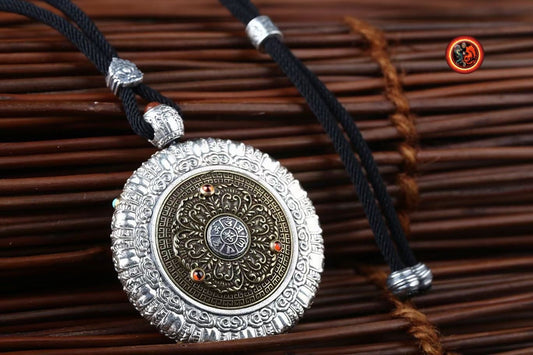 Ghau, amulette, pendentif bouddhiste tibétain 8 signes auspicieux du bouddhisme Véritable Tangka Regong traditionnel Argent, cuivre, grenat - obsidian dragon