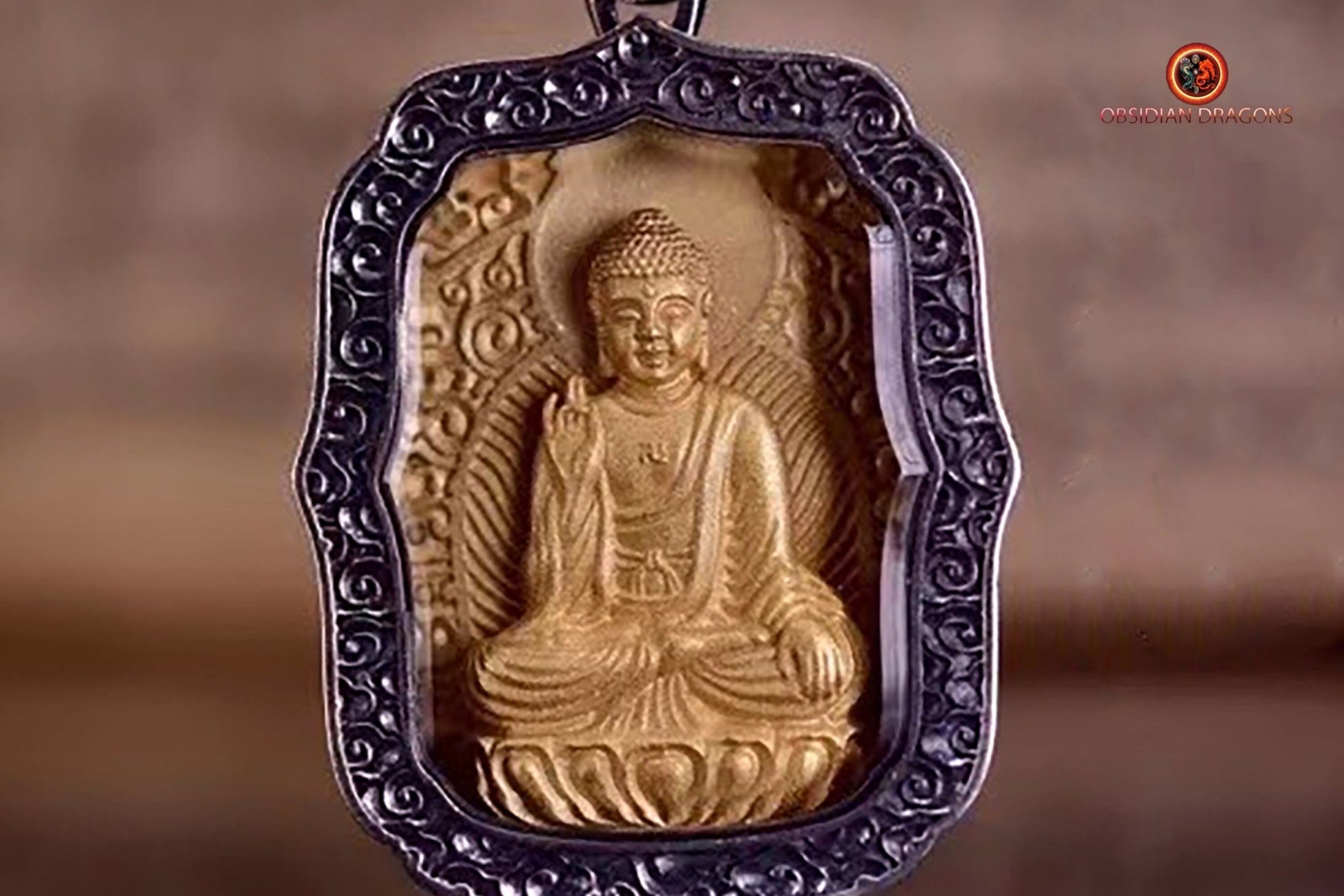 Pendentif bouddha Amitabha. Amulette de protection du bouddhisme vajrayana esoterique tibétain. représentation de Garuda sur la beliere. - obsidian dragon