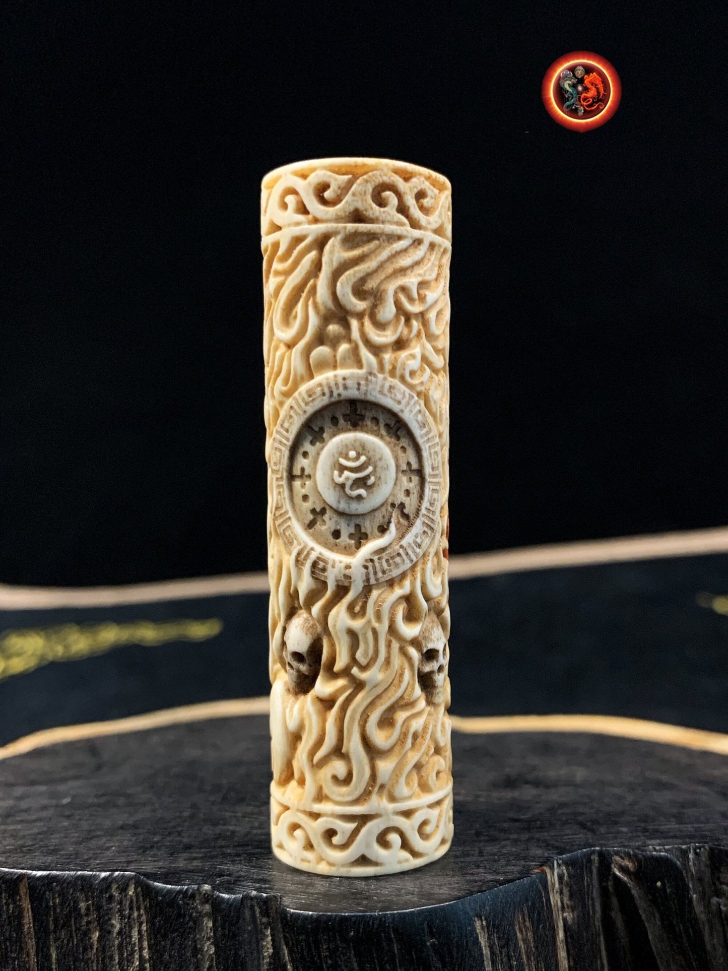 Ojime, Représentation du Bouddha Acala sculpté artisanalement en bois de cerf peint de pigments faits de minéraux broyés. Pièce rare - obsidian dragon