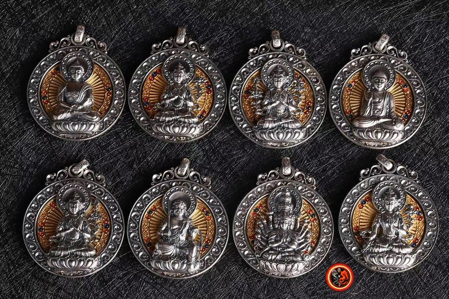 Pendentif, amulette de protection bouddhiste, bouddha Vairocana. roue tournante au dos du bouddha, mantra tibétain au verso de l'amulette. - obsidian dragon