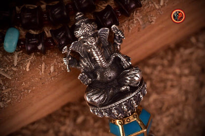 Pendentif traditionnel bouddhiste, bouddhisme tibétain. Ganesh trônant sur une Phurba. protection Tantrique Vajrayana. Argent 925, turquoise - obsidian dragon