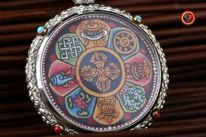 Ghau, amulette, pendentif bouddhiste tibétain 8 signes auspicieux du bouddhisme Véritable Tangka Regong traditionnel Argent, cuivre, grenat - obsidian dragon