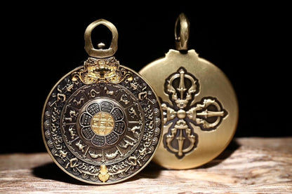 pendentif bouddhiste , amulette de protection tibetaine, talisman feng shui. Roue de la vie bouddhiste tournante. Cuivre. - obsidian dragon