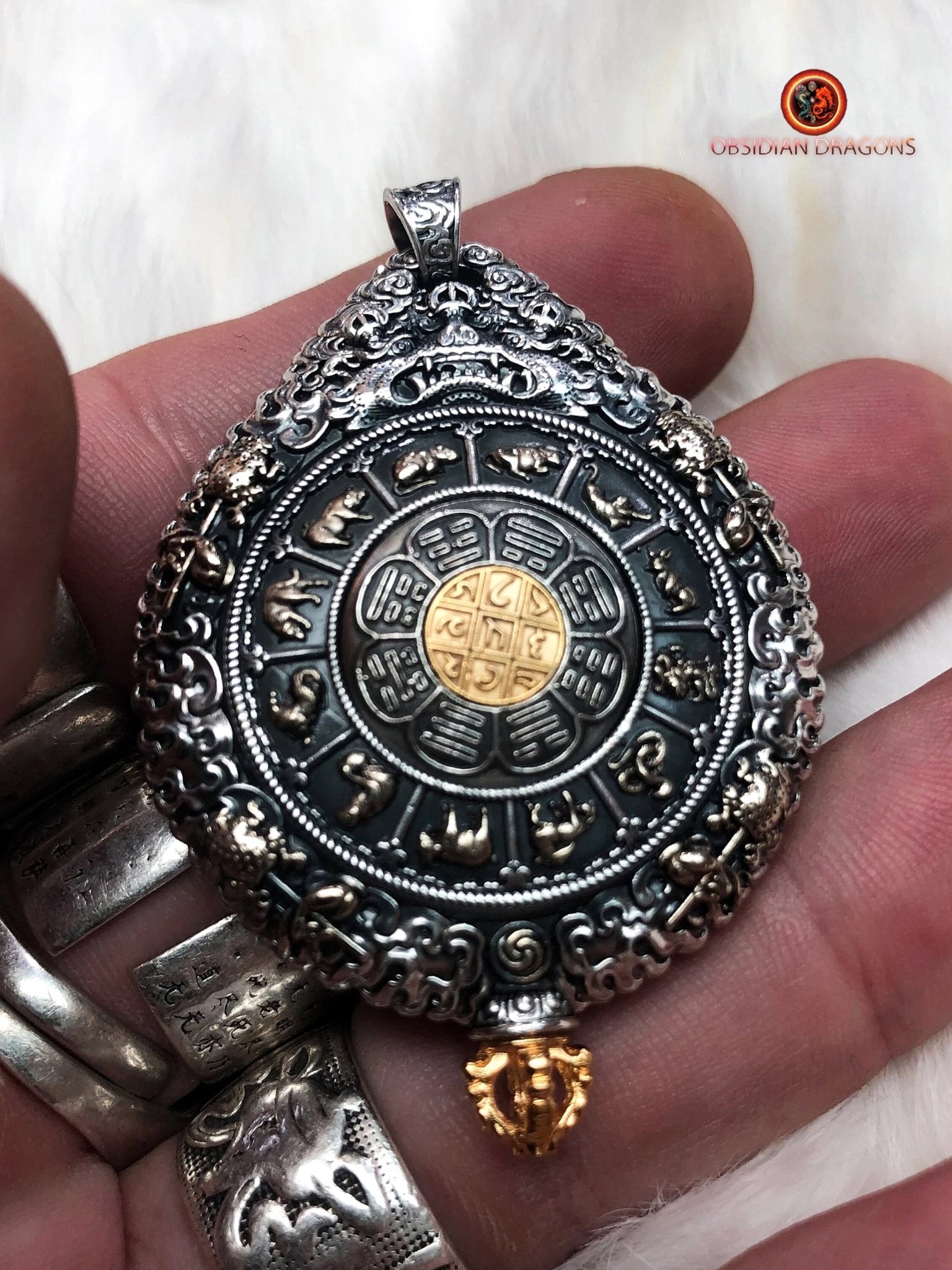 pendentif bouddha. protection d' Amitabha. Authentique ghau avec tangka peint sur or. Amulette bouddhiste vajrayana - obsidian dragon