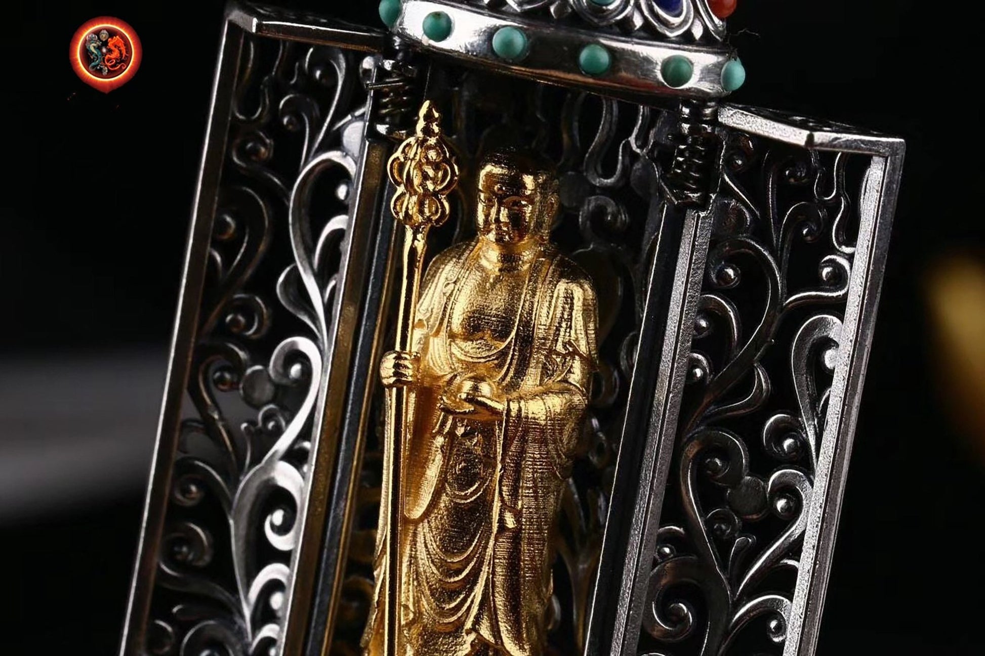 Pendentif autel bouddhiste portatif, Ghau. Dizang/ Jizo. Argent 925 plaqué or 24K. Turquoise d'Arizona, agate dite nan hong, - obsidian dragon