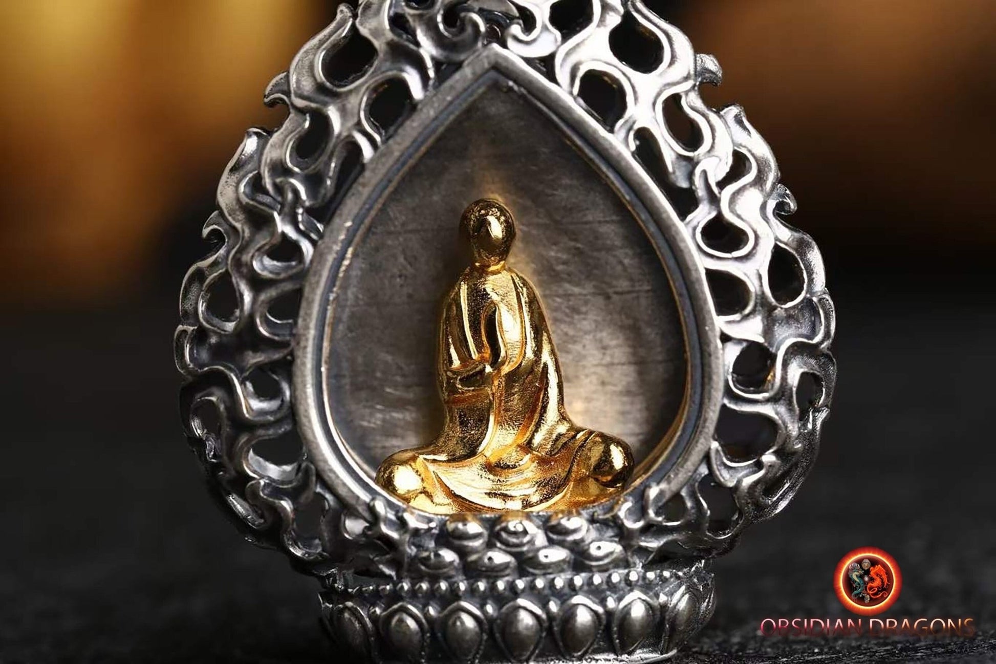 pendentif bouddha, amulette, talisman. tibetain. Mantra de la compassion "om mani padme hum" au verso. Argent 925 Bouddha plaqué or ou jade - obsidian dragon