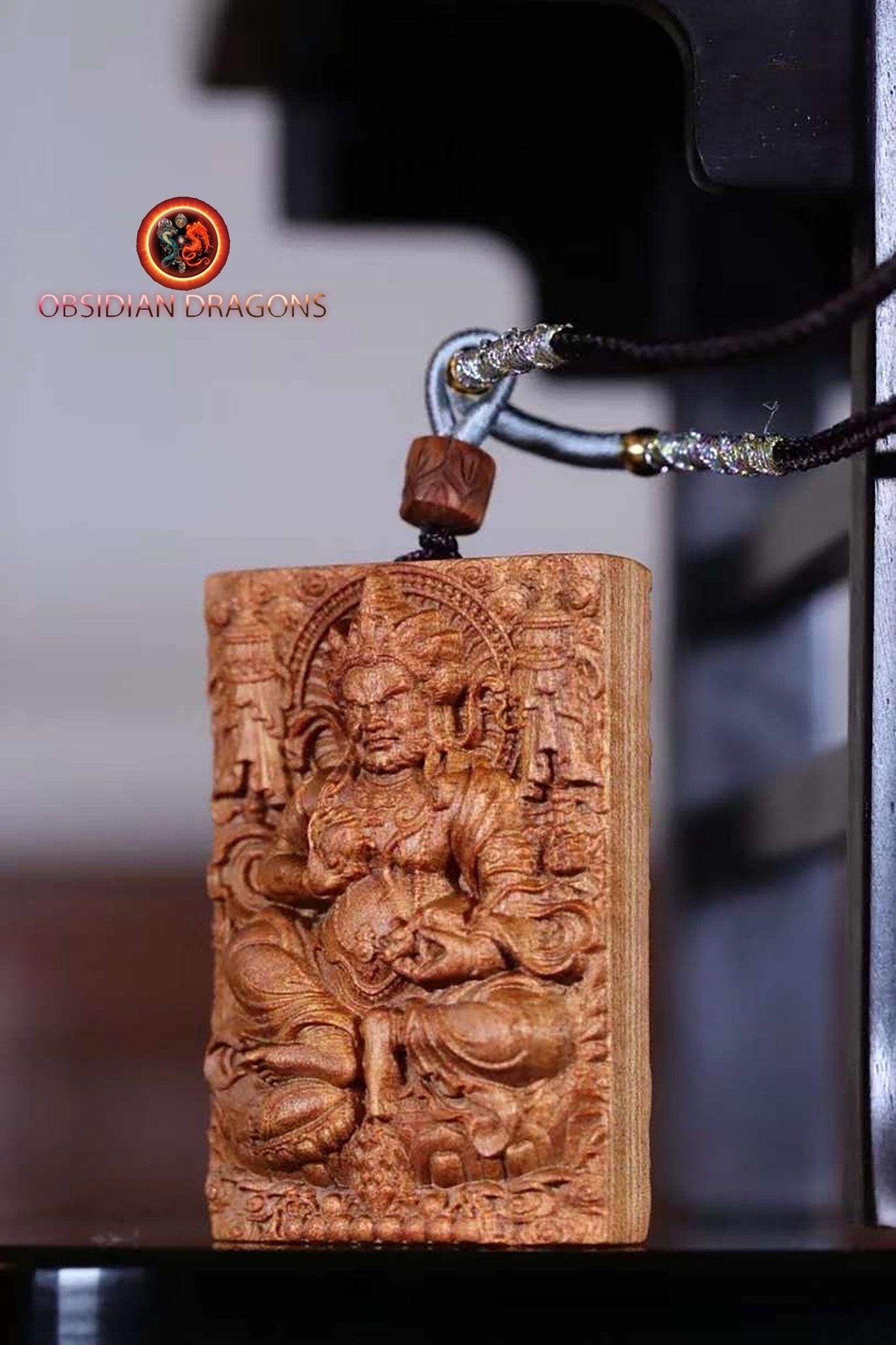 pendentif bouddha, bouddhiste tibetain en santal exceptionnel dit "Laoshan" originaire de Mysore en Inde. Déité de la richesse Jambhala - obsidian dragon