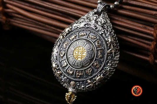 Pendentif bouddha. Zakiram, déité de la richesse de bonne fortune.Amulette de protection du bouddhisme tibetain. Argent massif, or. - obsidian dragon